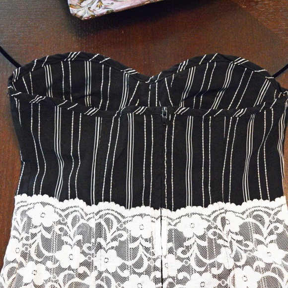 Halter top size M 🌺 3/$15 - Picture 2 of 3